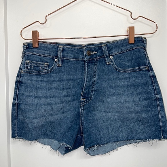 New True Religion Maisie medium wash raw hem jean shorts.Size 29